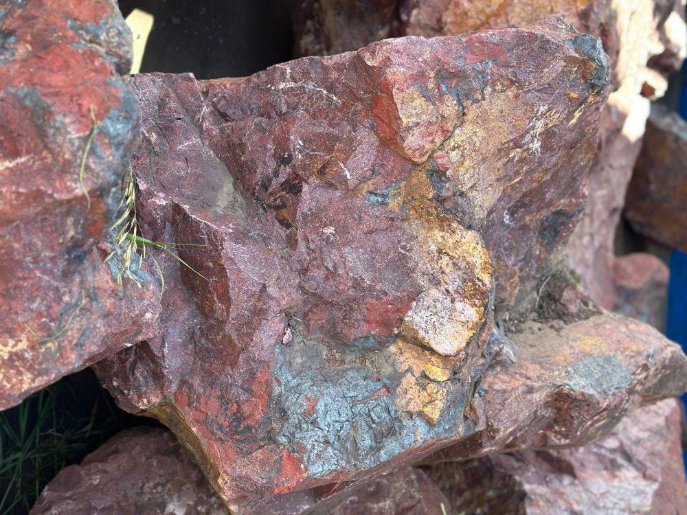 Камни для ландшафтного дизайна красно-фиолетовые 10-60 килограмм купить в Североуральске