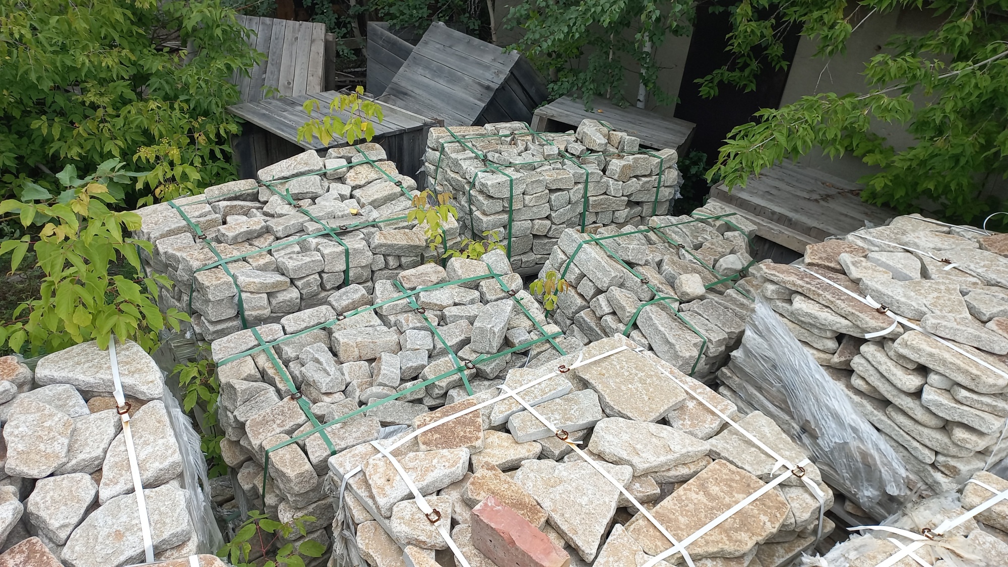 Плитняк галтованный гранитный для ландшафтного дизайна купить в Североуральске