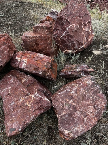 Ландшафтные глыбы красно-фиолетовые 200-1000 килограмм купить в Североуральске