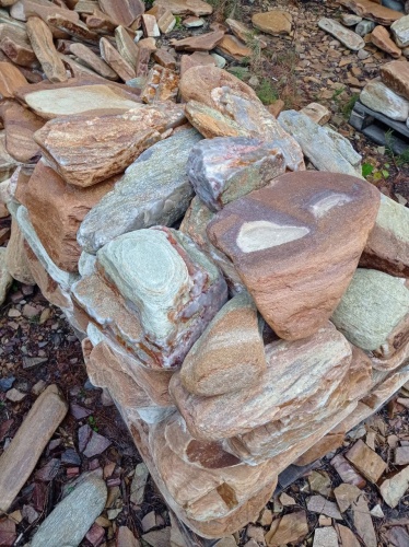 Златолит жёлтый, жёлто-зелёный глыбки и валуны для ланшафтного дизайна купить в Североуральске