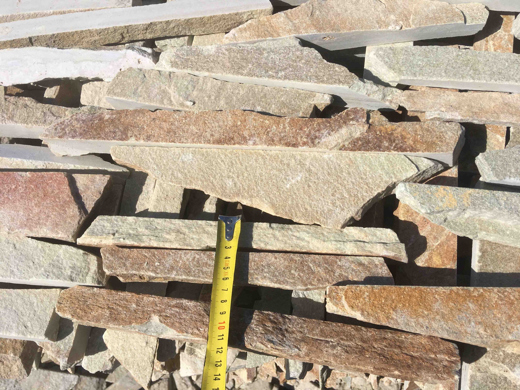 Горбушка златолит золотистый для облицовки купить в Североуральске