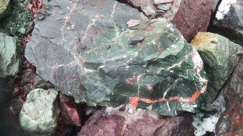 Гигантские зелёные валуны для ландшафтного дизайна весом более 5 тонн купить в Североуральске