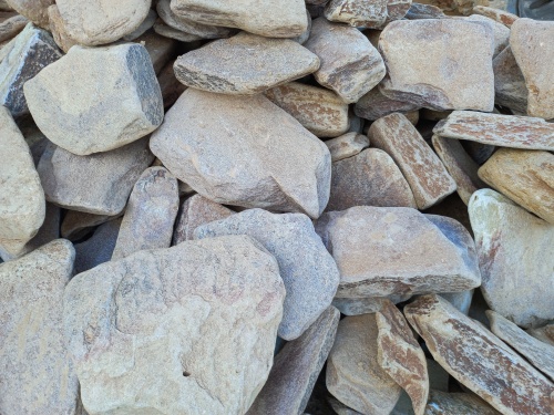 Златолит жёлтый, жёлто-зелёный глыбки и валуны для ланшафтного дизайна купить в Североуральске