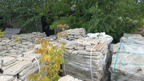 Плитняк галтованный гранитный для ландшафтного дизайна купить в Североуральске