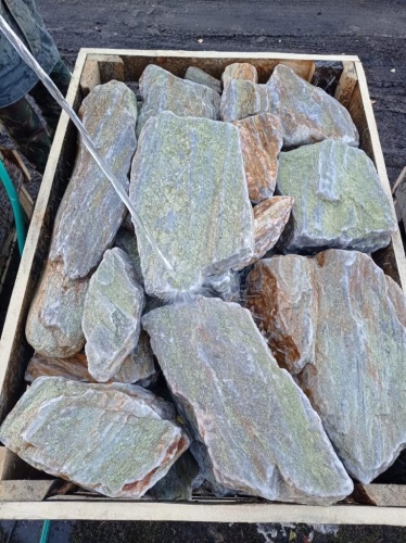 Златолит жёлтый, жёлто-зелёный глыбки и валуны для ланшафтного дизайна купить в Североуральске