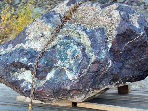 Огромные красно-фиолетовые валуны для ландшафтного дизайна весом более 5 тонн купить в Североуральске