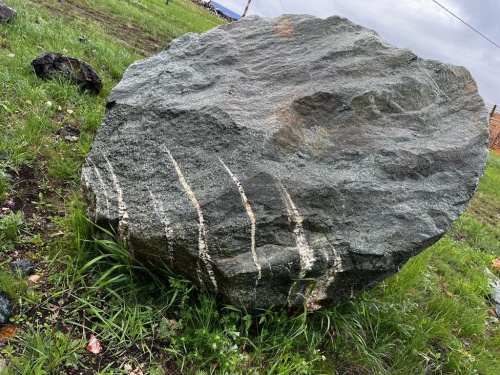 Гигантские зелёные валуны для ландшафтного дизайна весом более 5 тонн купить в Североуральске