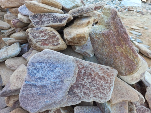 Златолит жёлтый, жёлто-зелёный глыбки и валуны для ланшафтного дизайна купить в Североуральске