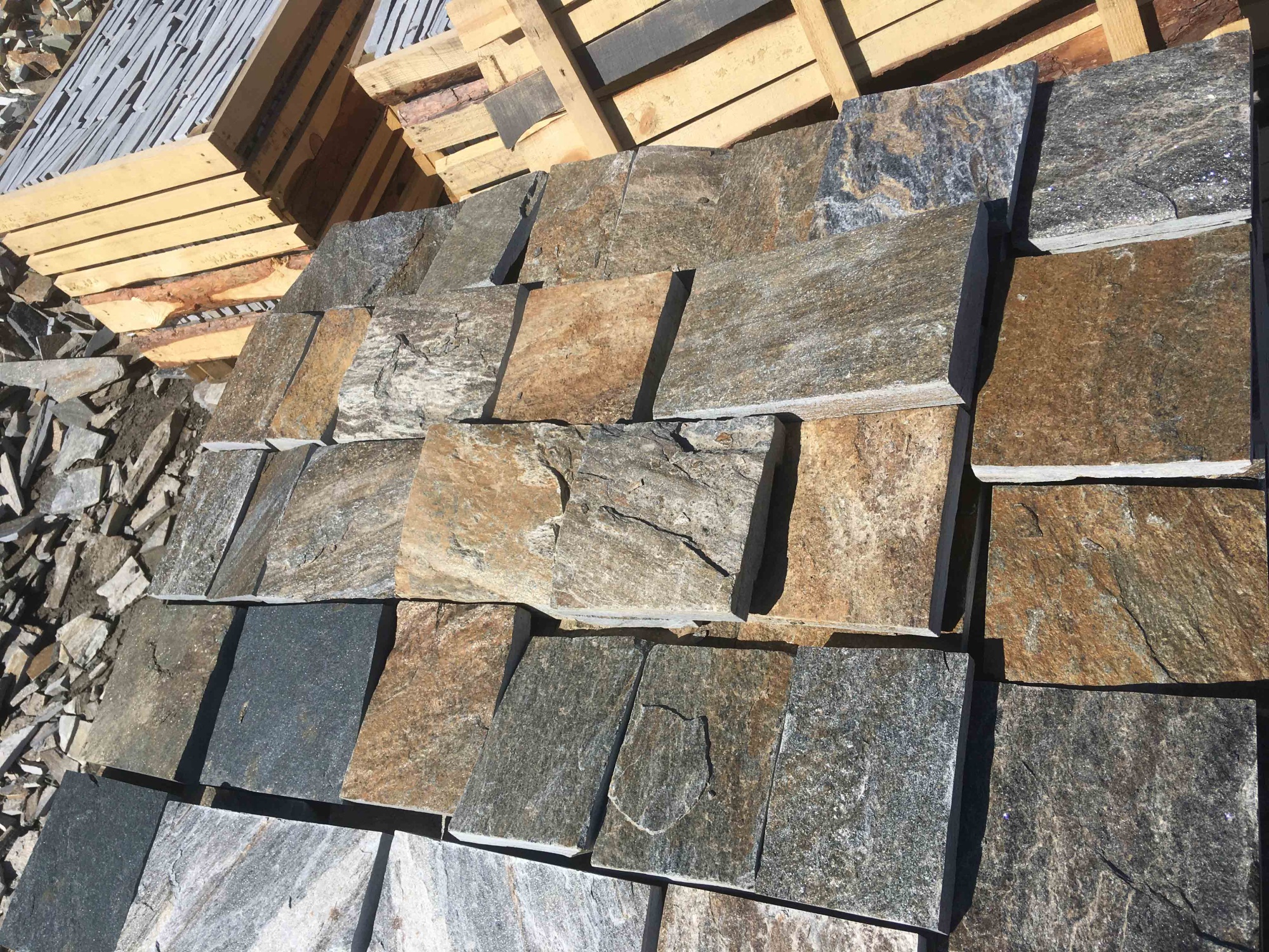 Плитка пилёная златолит Уральский для фасада купить в Североуральске