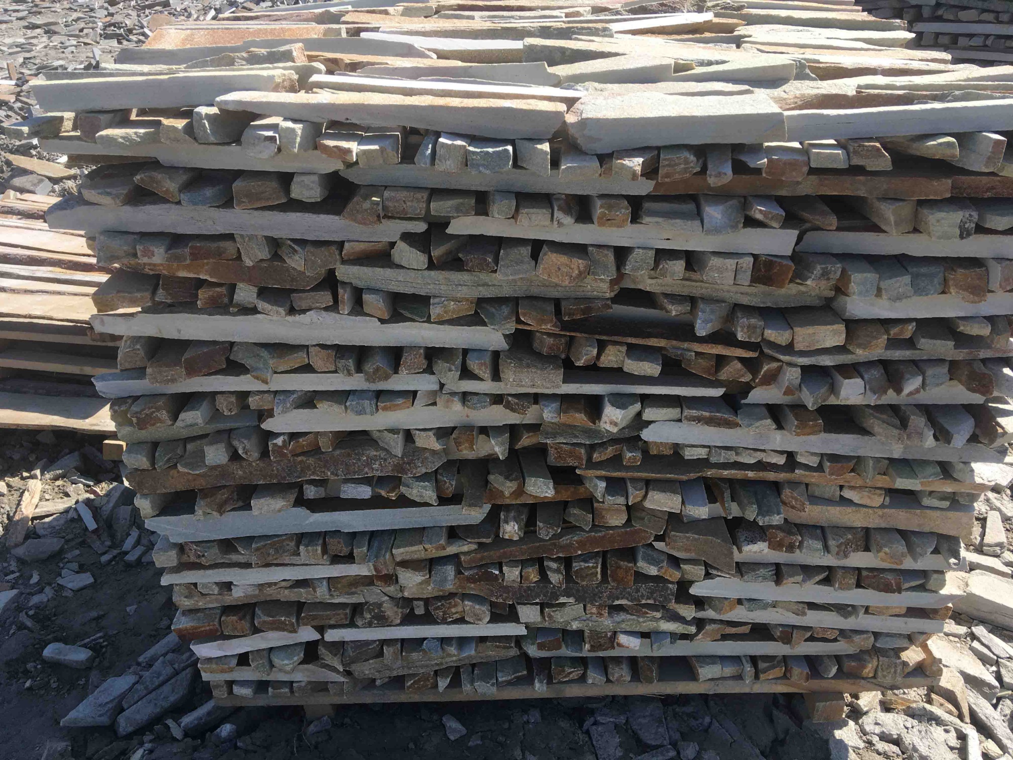 Горбушка златолит золотистый для облицовки купить в Североуральске