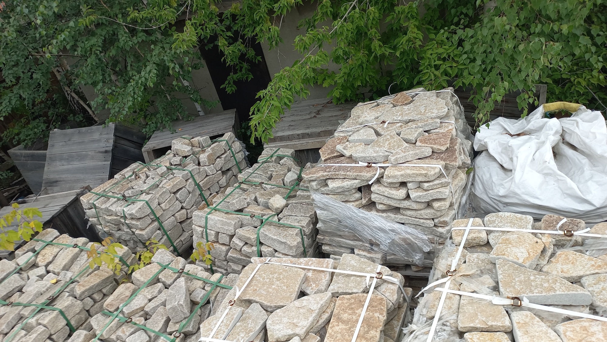 Плитняк гранитный галтованный купить в Североуральске