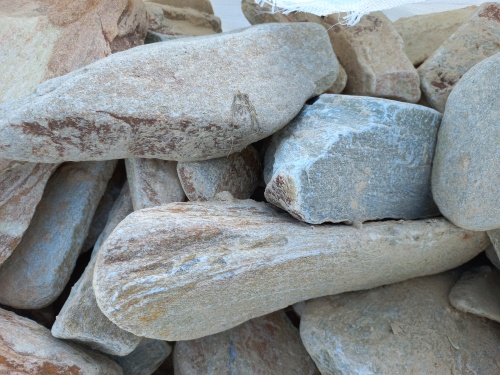 Златолит жёлтый, жёлто-зелёный глыбки и валуны для ланшафтного дизайна купить в Североуральске