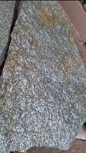 Плитняк златолит серебристый для цоколя, отмостки купить в Североуральске