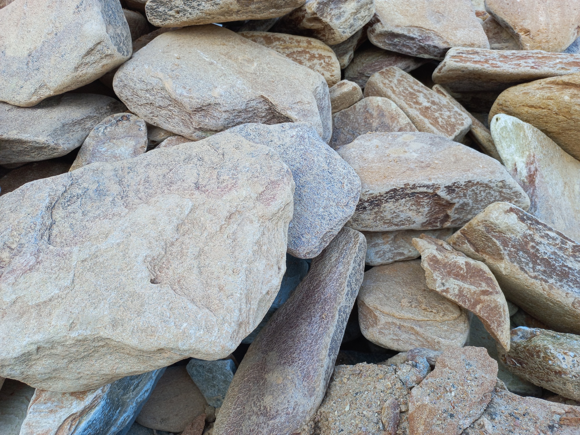 Златолит жёлтый, жёлто-зелёный глыбки и валуны для ланшафтного дизайна купить в Североуральске