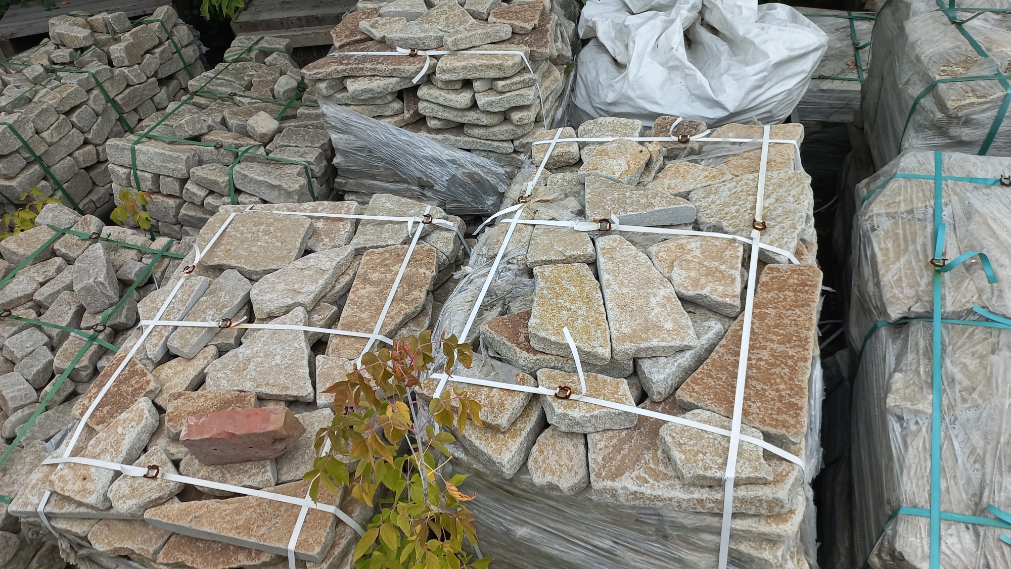 Плитняк гранитный галтованный купить в Североуральске