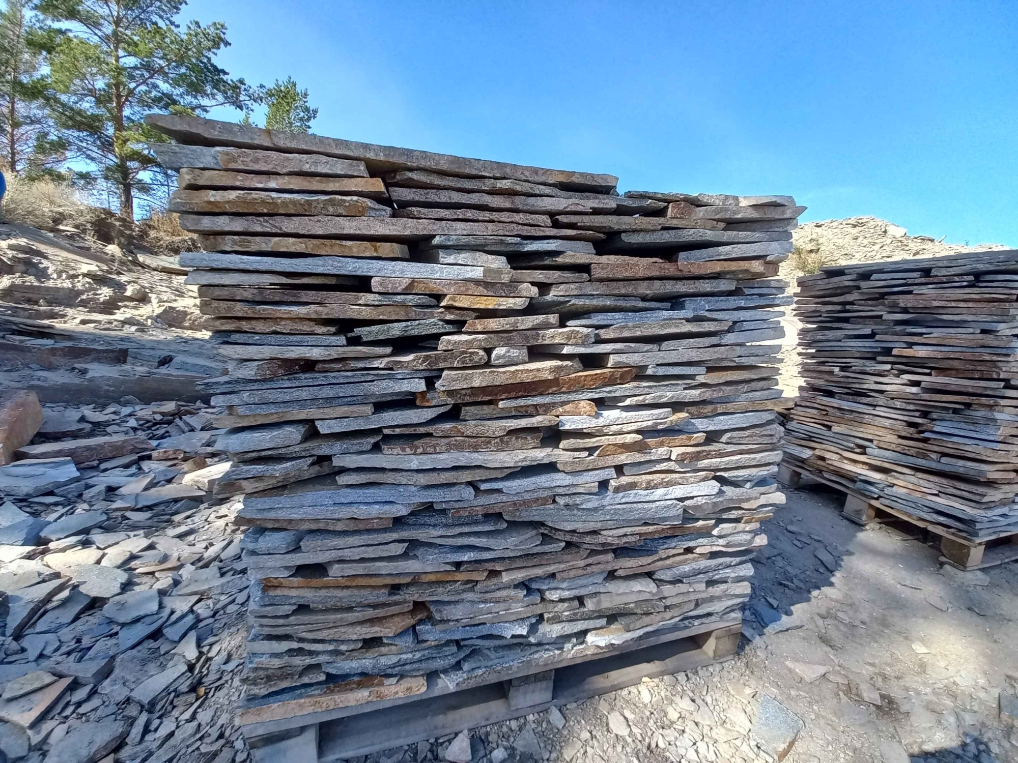 Плитняк златолит серебристый для фасада купить в Североуральске