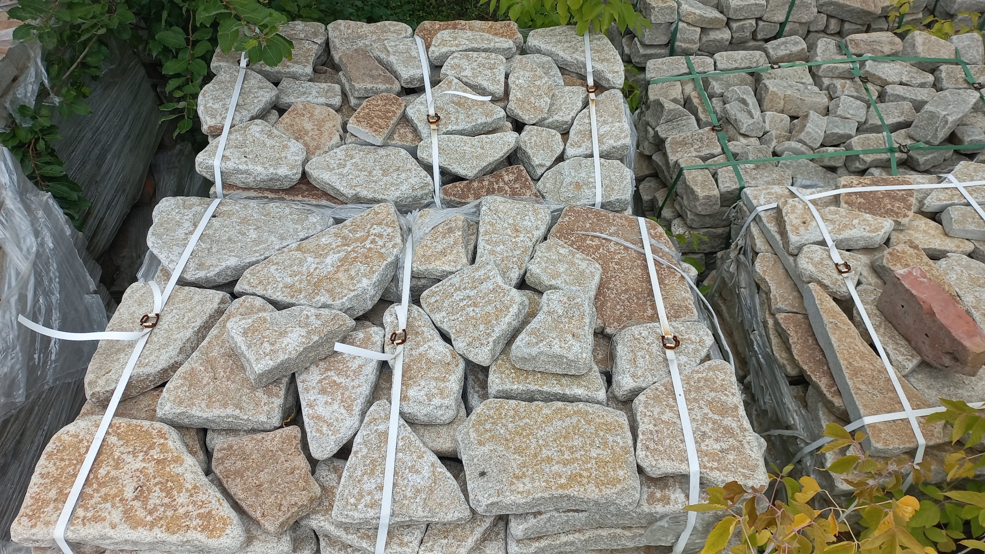 Гранитный плитняк галтованный для мощения купить в Североуральске