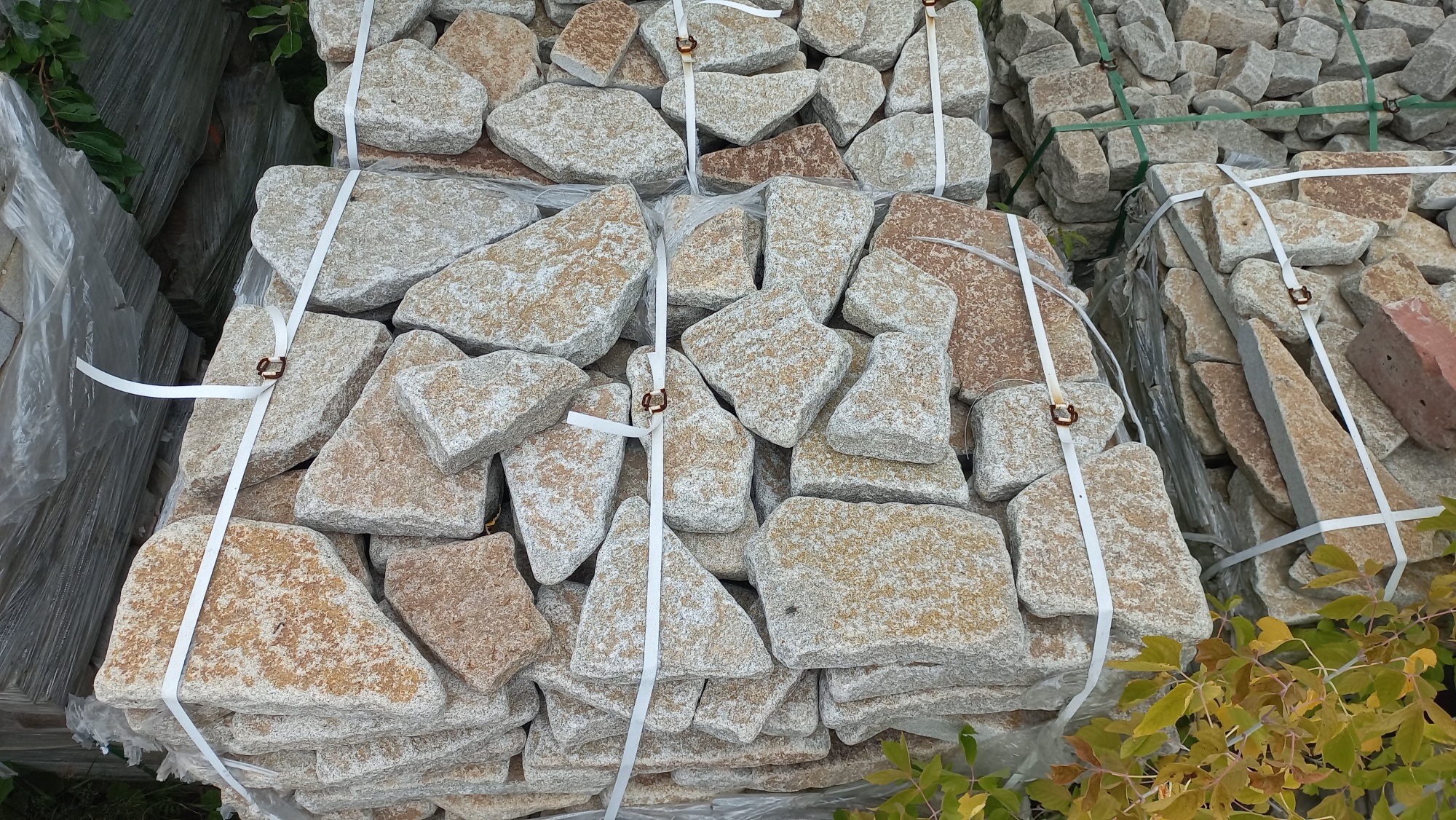 Плитняк галтованный гранитный для ландшафтного дизайна купить в Североуральске