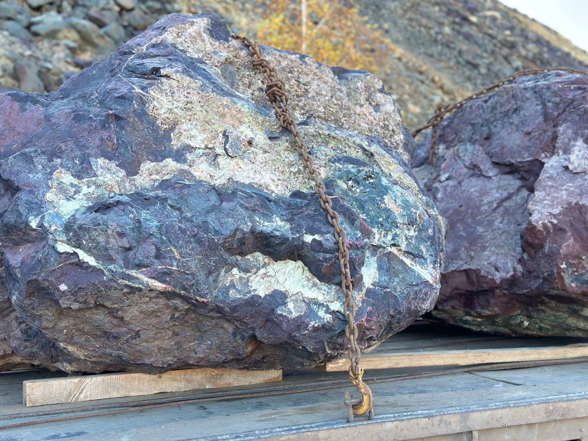 Огромные красно-фиолетовые валуны для ландшафтного дизайна весом более 5 тонн купить в Североуральске