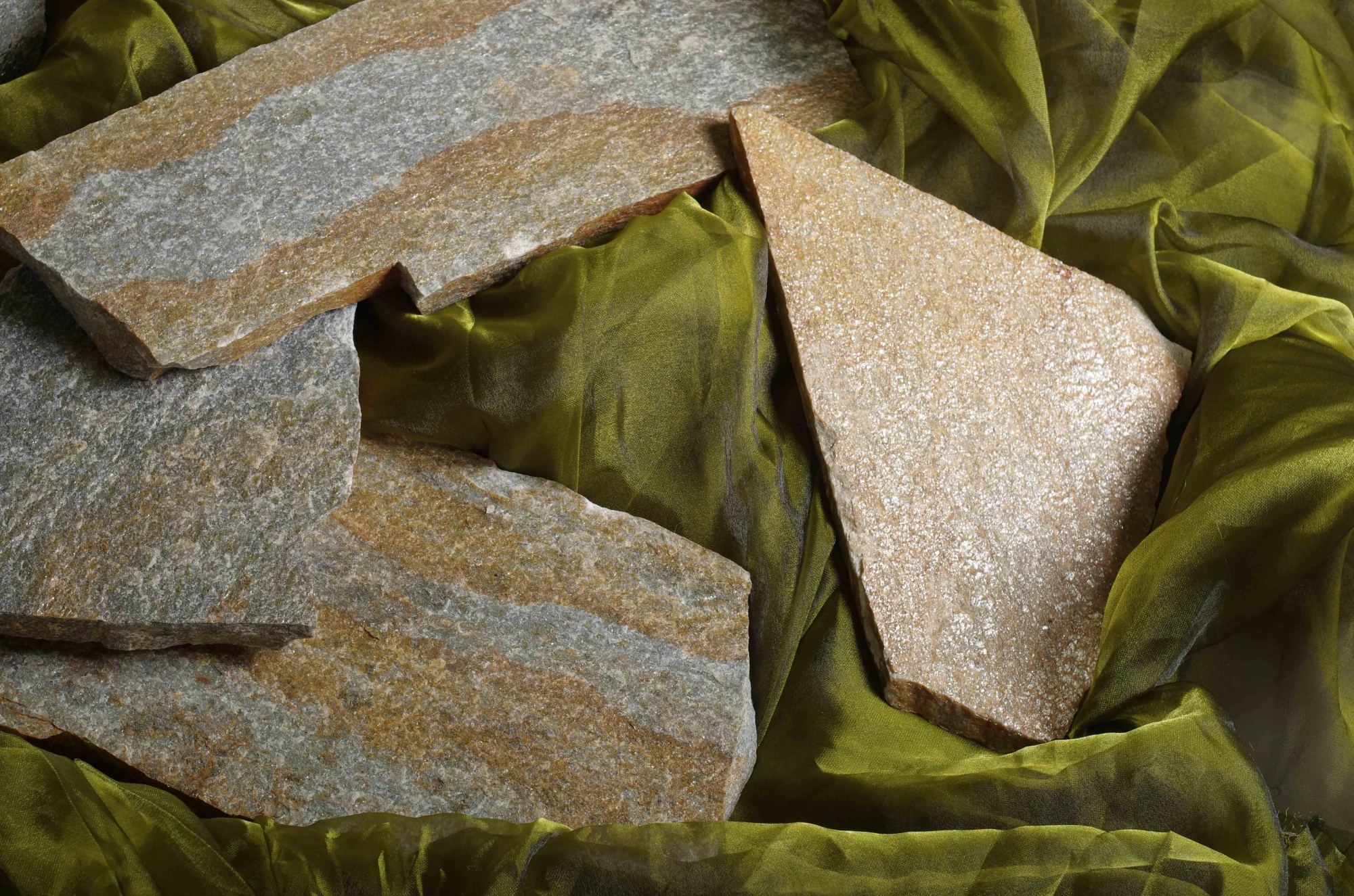 Плитняк златолит Уральский для цоколя, отмостки купить в Североуральске