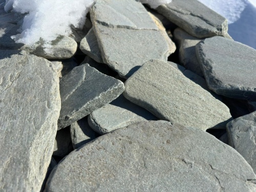 Плитняк златолит зелёный галтованный для цоколя купить в Североуральске