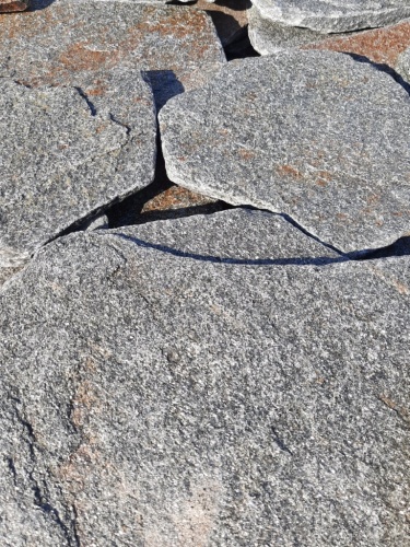 Златолит серебристый галтованный для лестниц купить в Североуральске