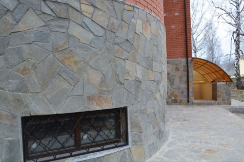 Плитняк златолит Уральский для цоколя, отмостки купить в Североуральске